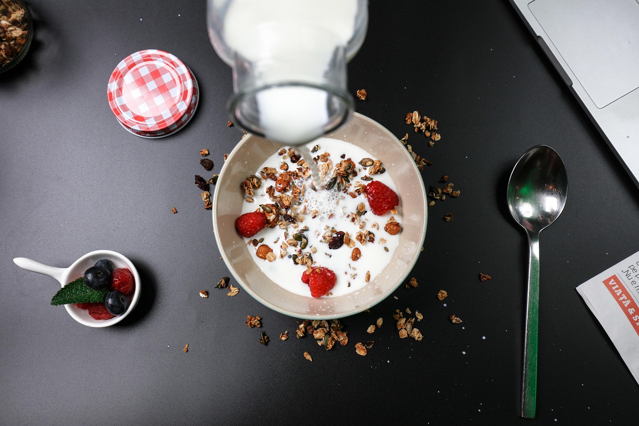 Jogurt grecki z malinami, orzechami i chia